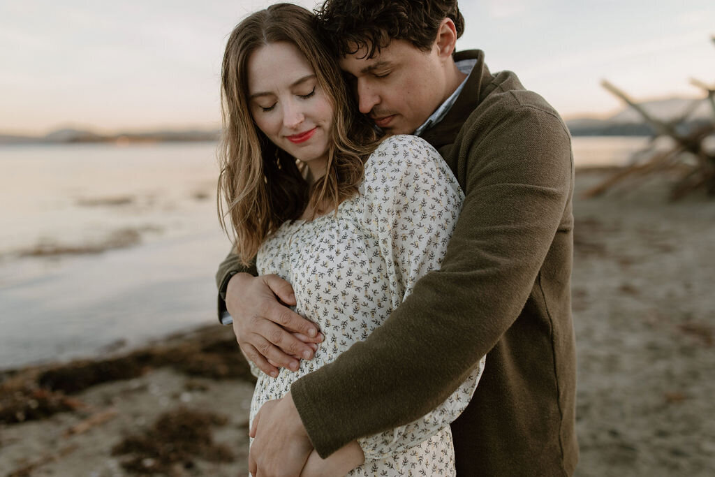 TayMariePhotoKatie+SteveMaternity-RathtrevorBeachParksville-40