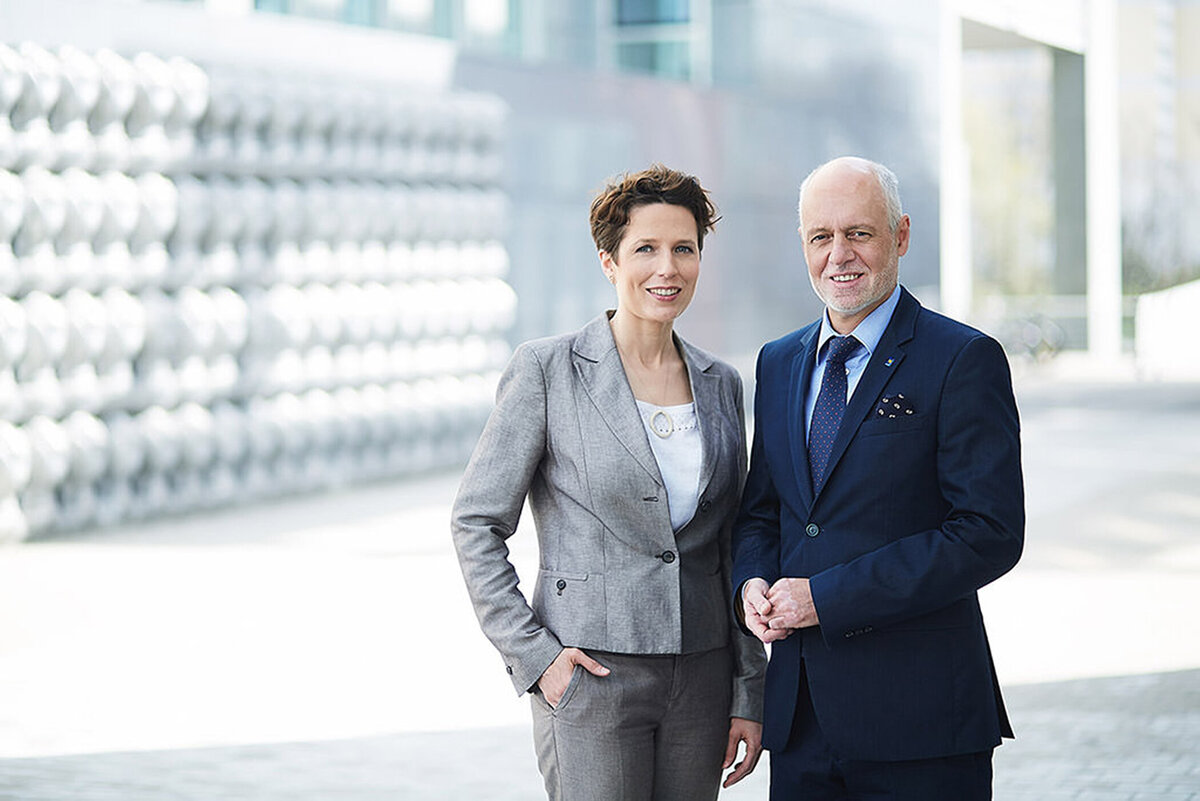 Portrait zweier Führungskräfte vor einer Firmenzentrale in Niederösterreich – professionell umgesetzt von Atelier Schulte. Corporate Businessfotografie mit klarem, freundlichem Stil.