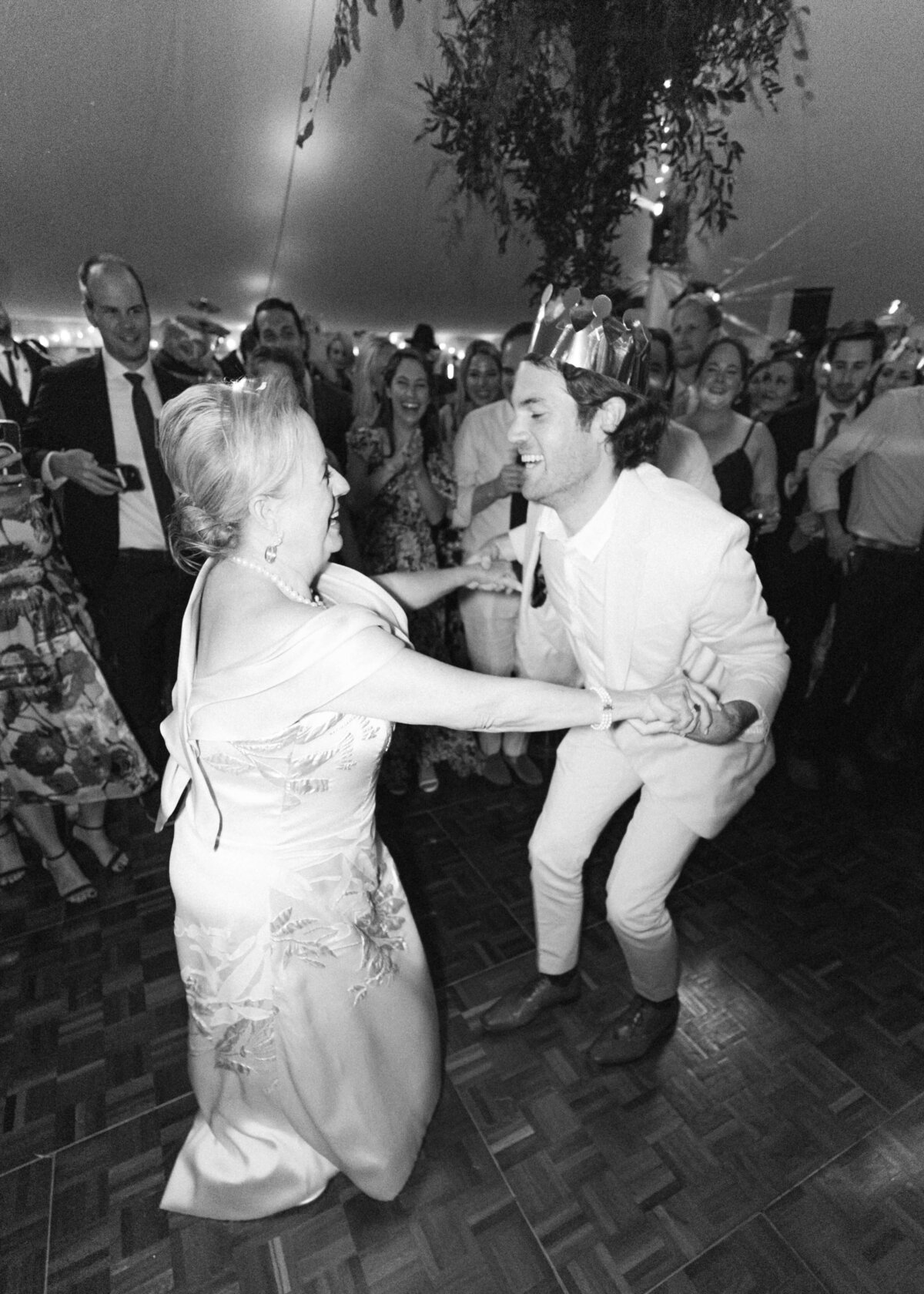 chloe-winstanley-weddings-cotswolds-cornwell-manor-mother-dancing