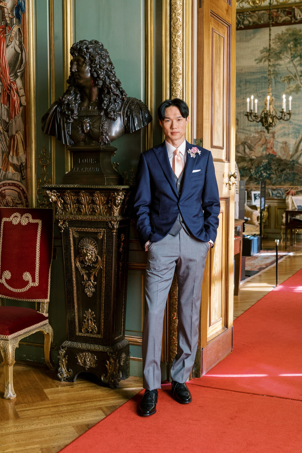 groom posing at blenheim palace