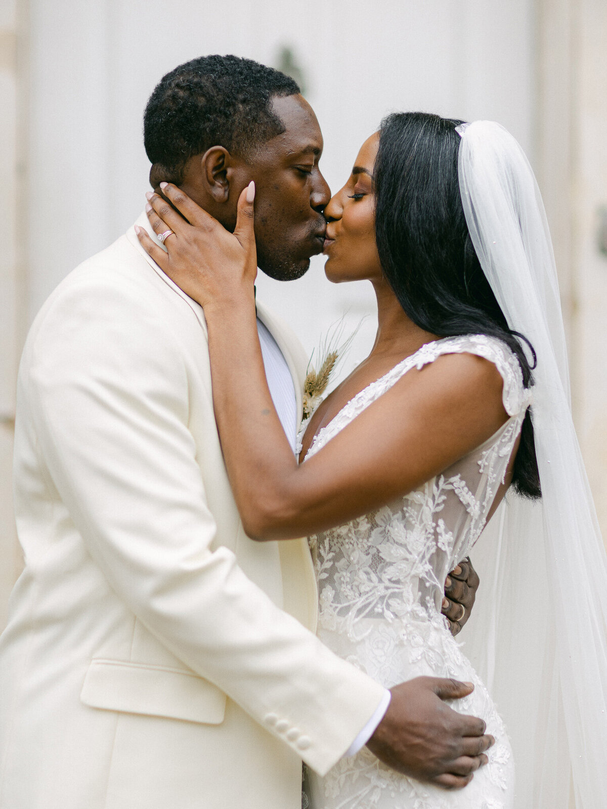 Kayla Stoate Photography Ardington House Bridal Wedding Couple Kissing Oxford