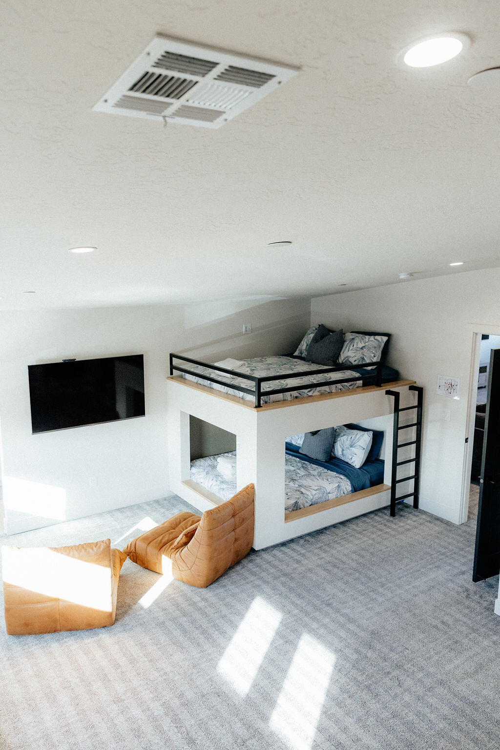 Beezah_FrankiesPlace_ALL-256