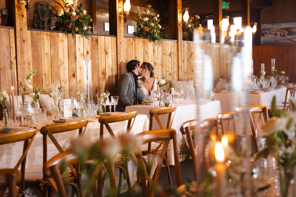 colorado-the-fort-restaurant-wedding-couple-kissing