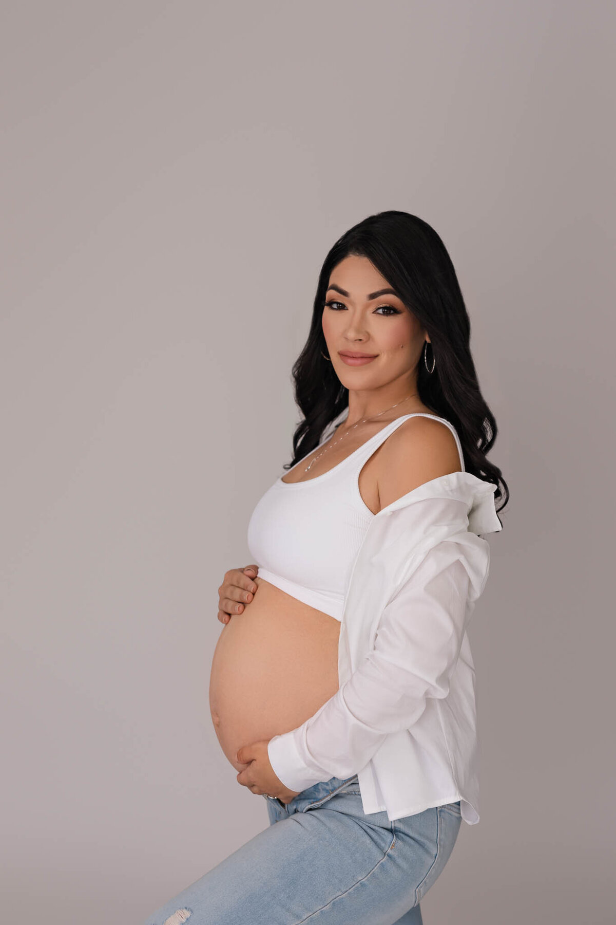 jeans and white shirt inspo maternity photoshoot