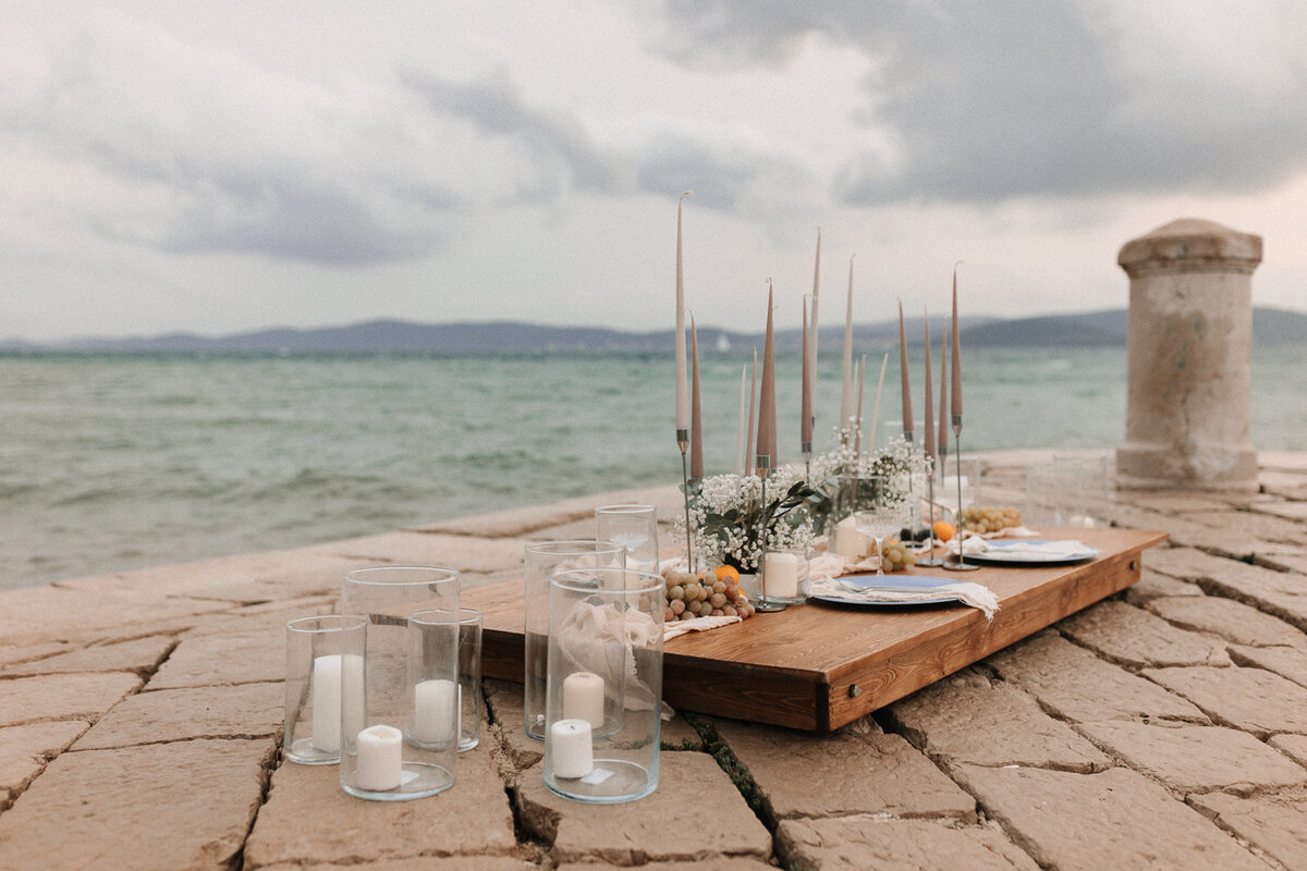 Gedeckte Festtafel auf einem Steg am Meer in Kroatien