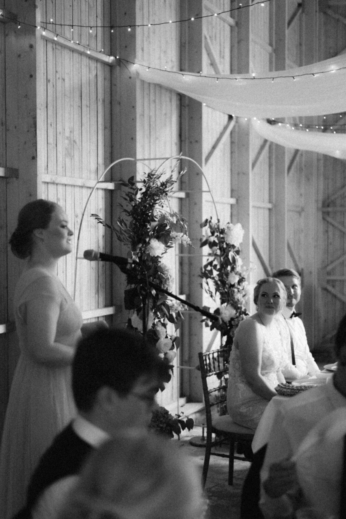 Bridesmaid giving a speechin an image photographed by wedding photographer Hannika Gabrielsson.