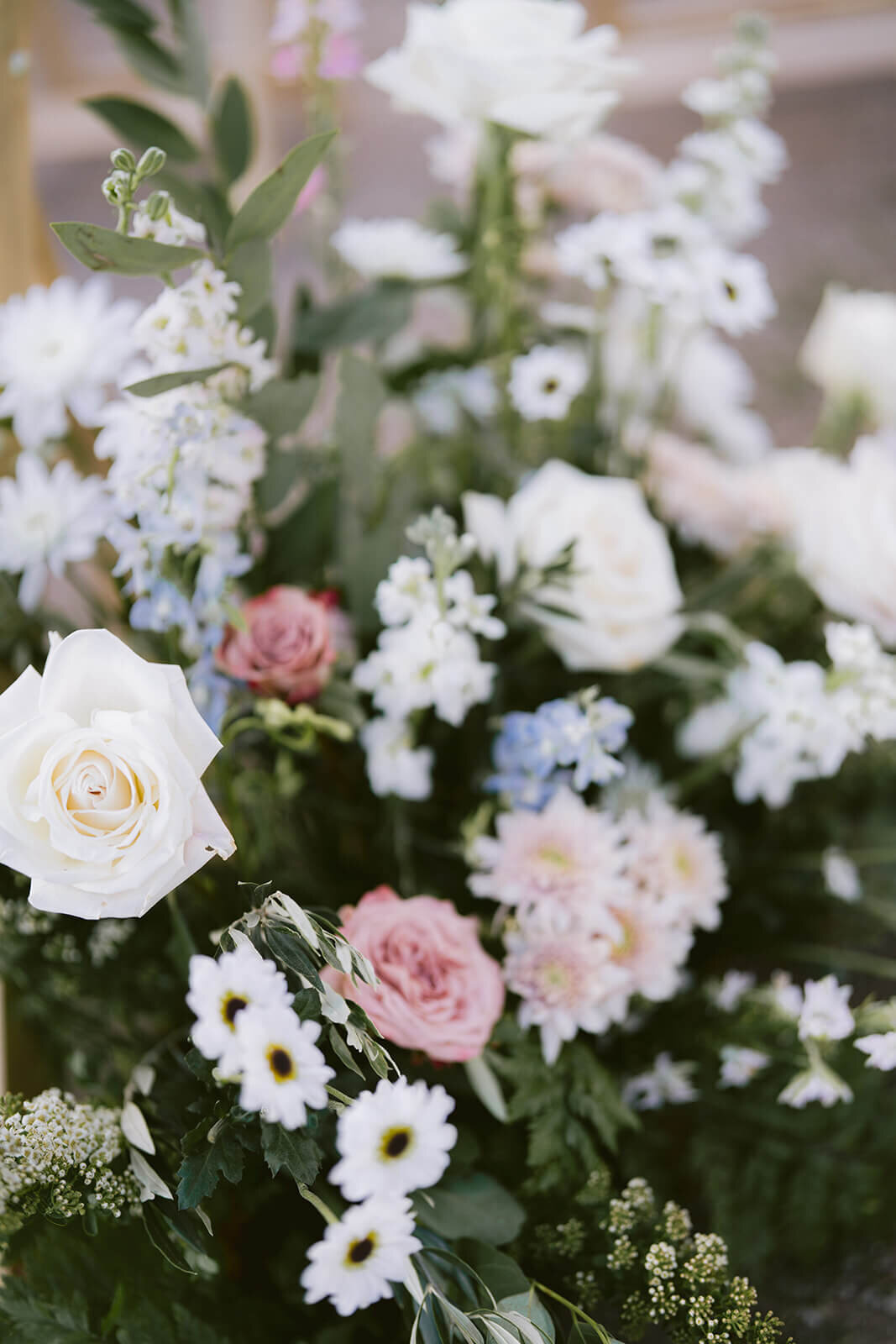 sharron-ian-aspen-mountain-club-wedding-ceremony-flowers