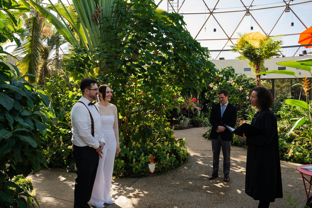 botanical-garden-elopement-des-moines-iowa