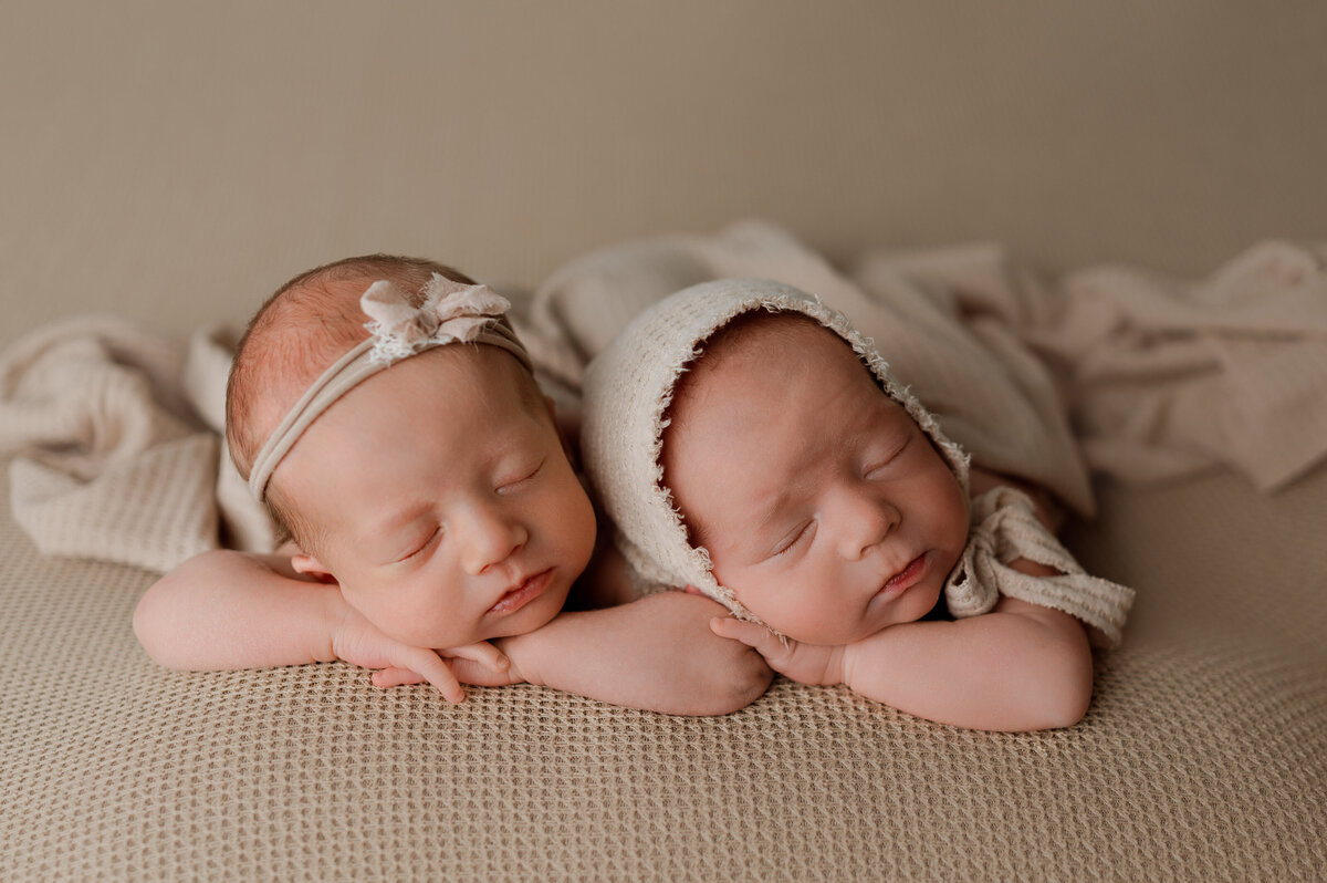 twin newborn photos