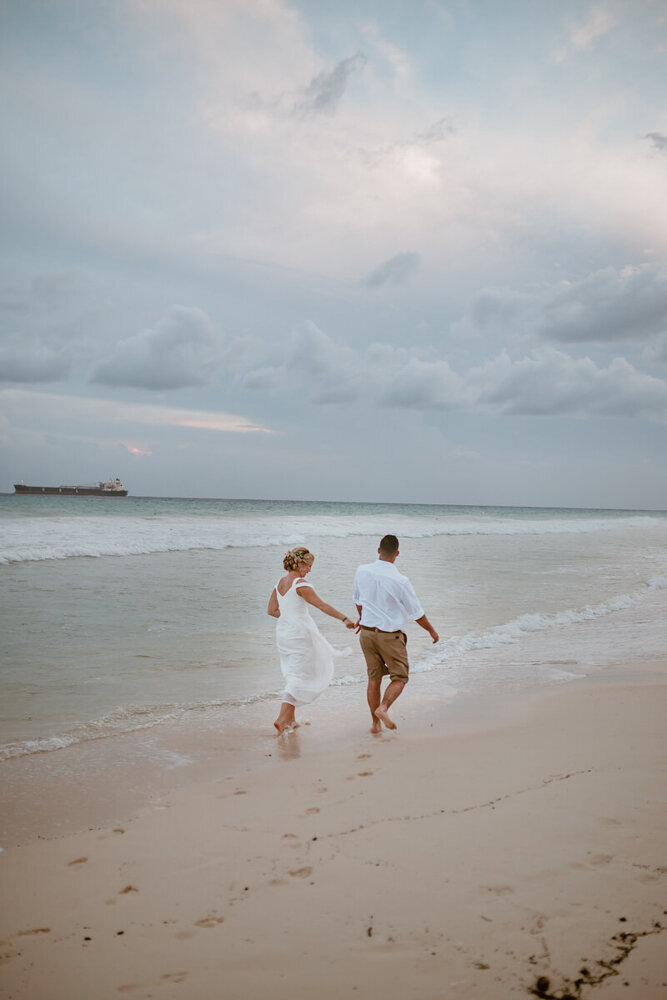 riu-palace-riviera-maya-beach-wedding-couple-walk-playa-del-carmen-storyteller-collective-photo-co