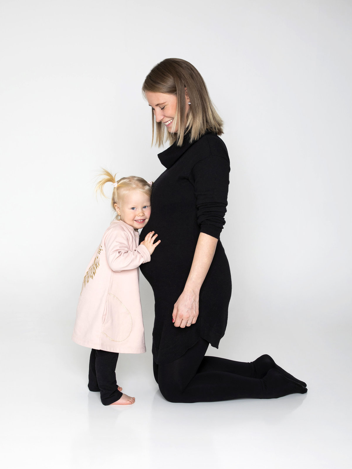 gravid-mor og barn-gravidfotografering-studiofoto-ventetid-storesøster-oslo-sthanshaugen-studioelisenberg