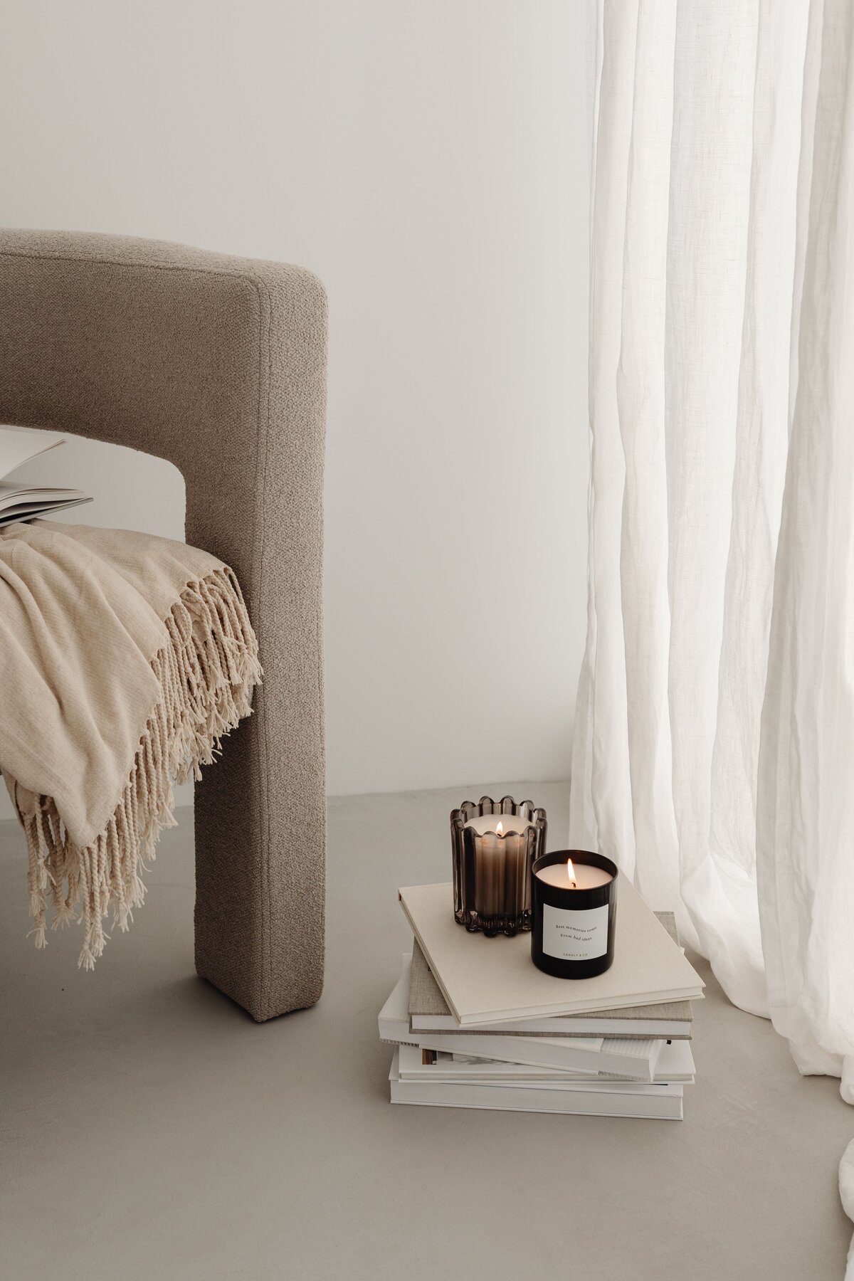 processed_kaboompics_home-decorations-beige-armchair-candles-book-blanket-32095