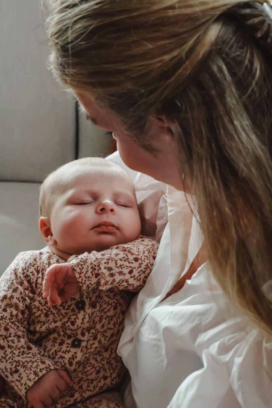 en moeder die haar slapende mooie baby vasthoudt