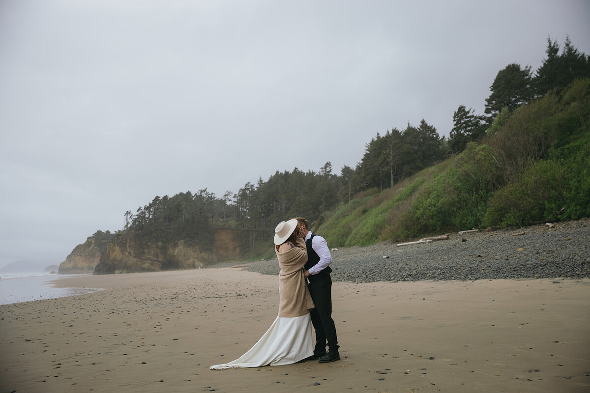 oregon-coast-ecola-hug-point-beach-forest-elopement-wedding-378