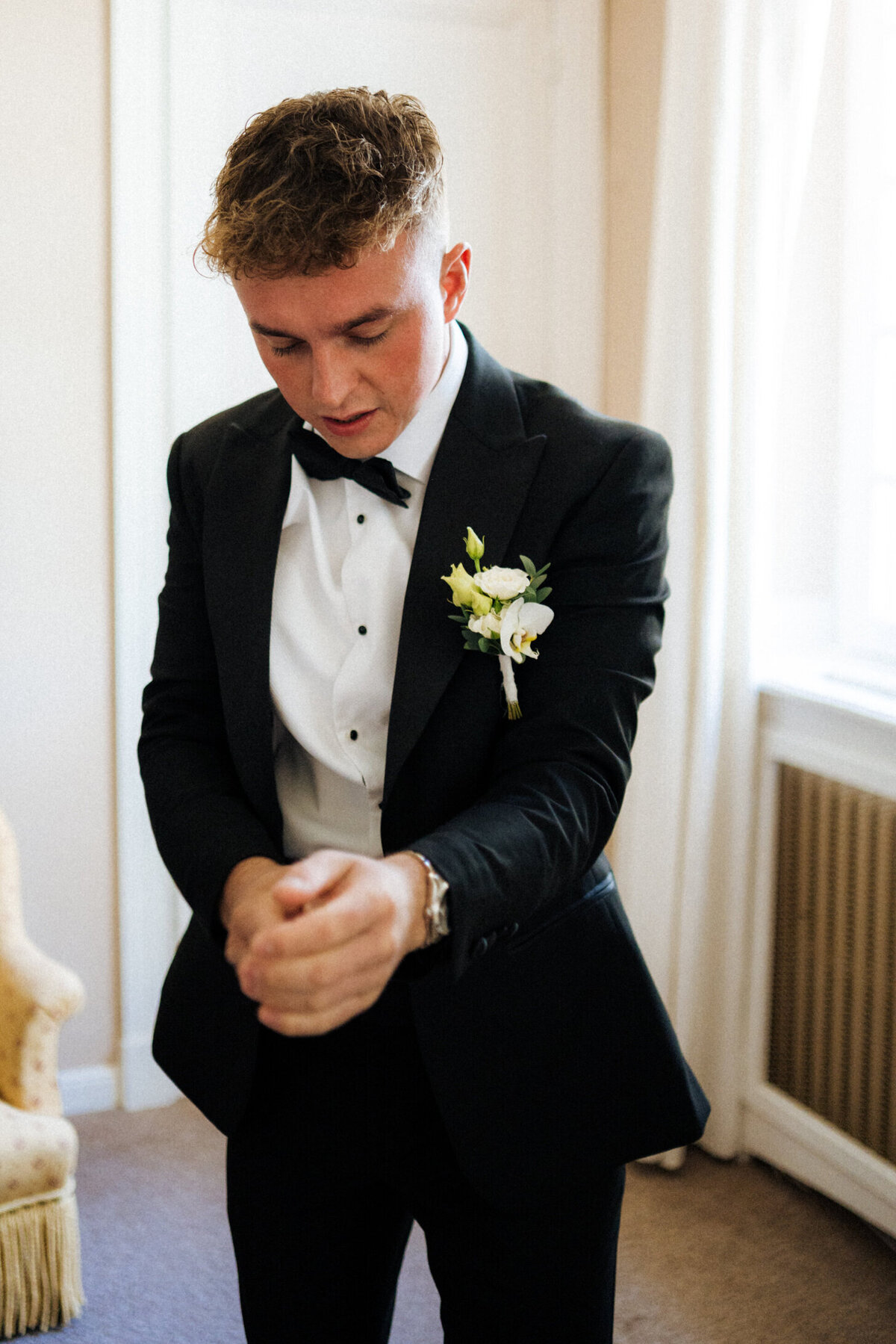 groom-getting-ready-chateau-du-puits-es-pratx6