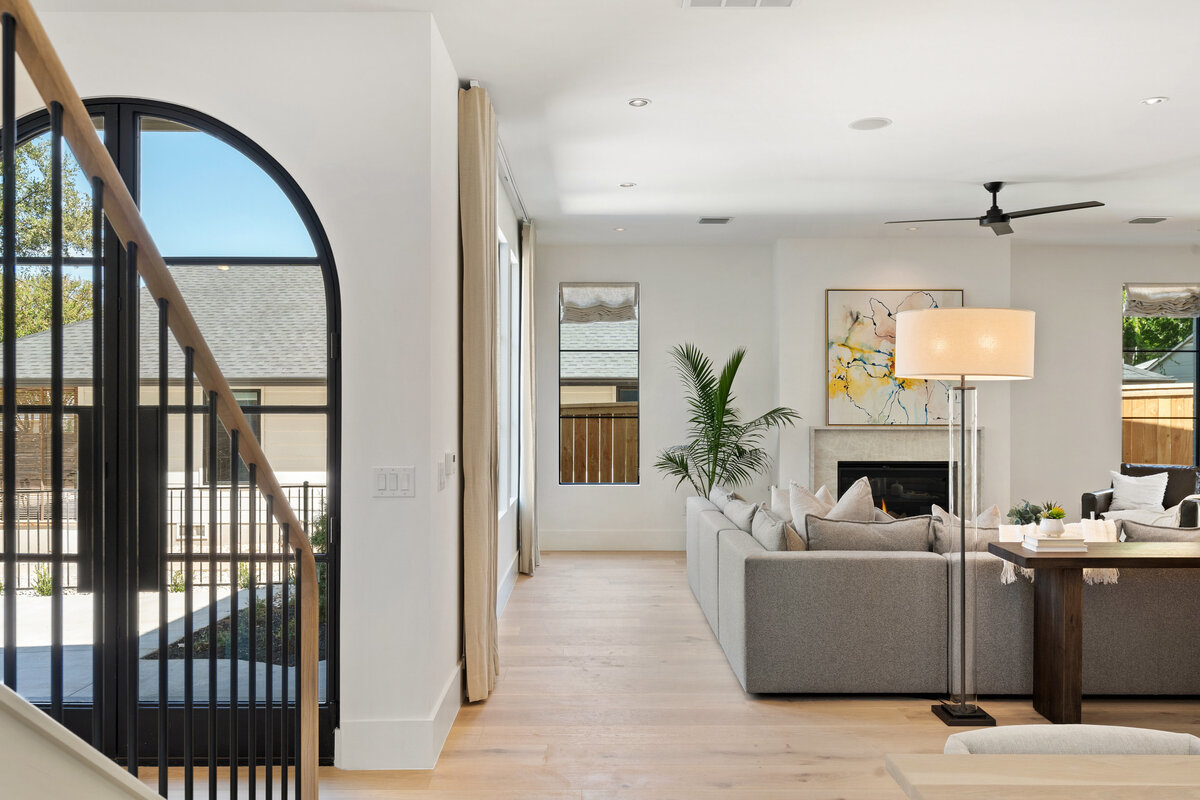 5505-woodrow-ave-living-10