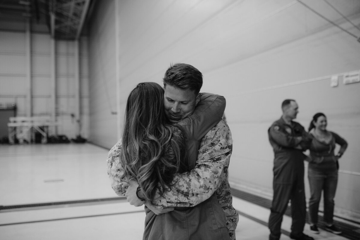 first-hug-marine-homecoming
