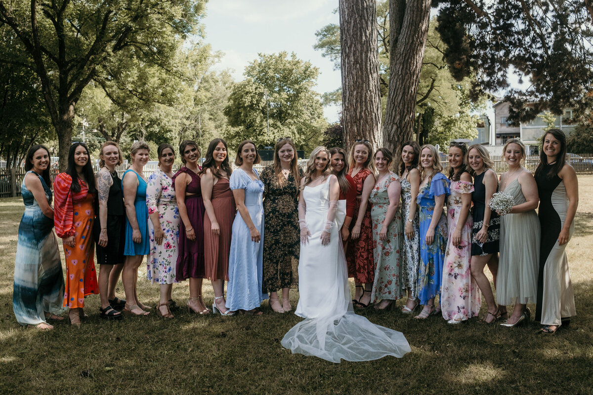 Gruppenfoto mit den Freundinnen der Braut und ihr selbst in der Mitte unter einem Baum.