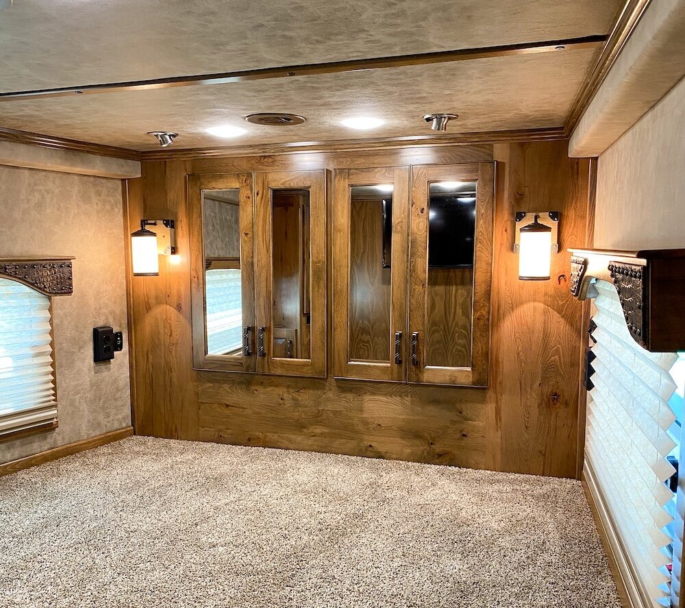 luxury-living-quarter-horse-trailers-trail-boss-conversions-nose-1