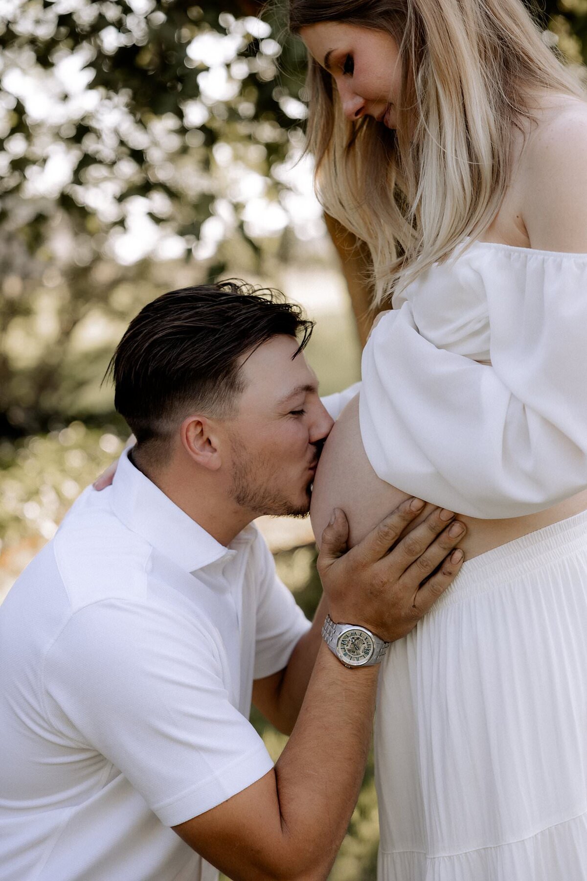 dad kissing pregnant mama's belly
