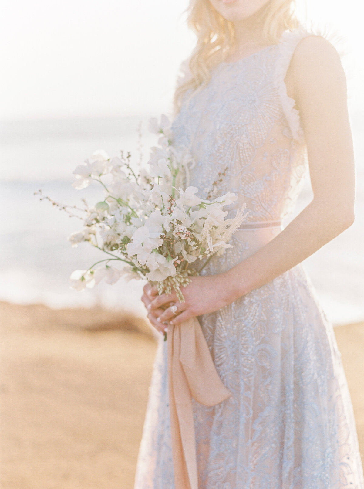 max-owens-design-california-destination-wedding-florist-09-white-bouquet