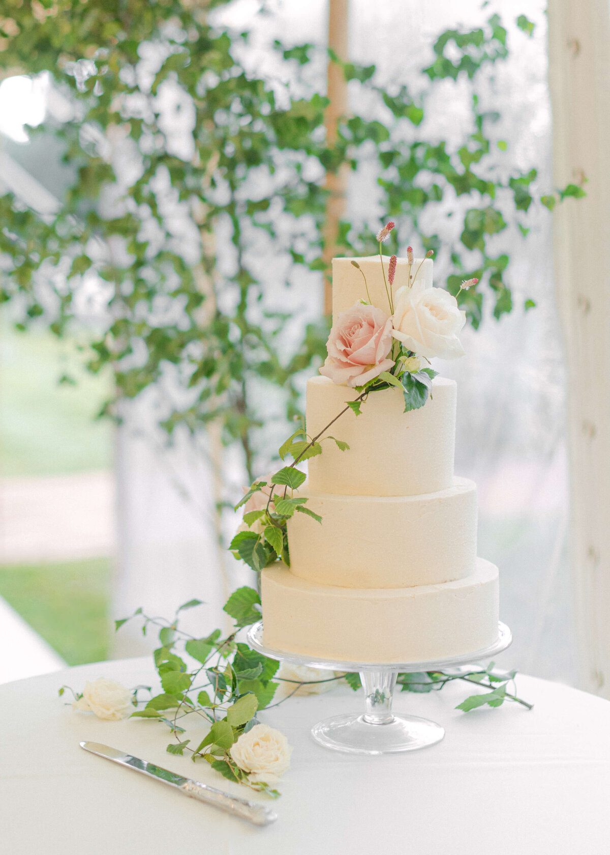 chloe-winstanley-weddings-cream-tiered-floral-wedding-cake