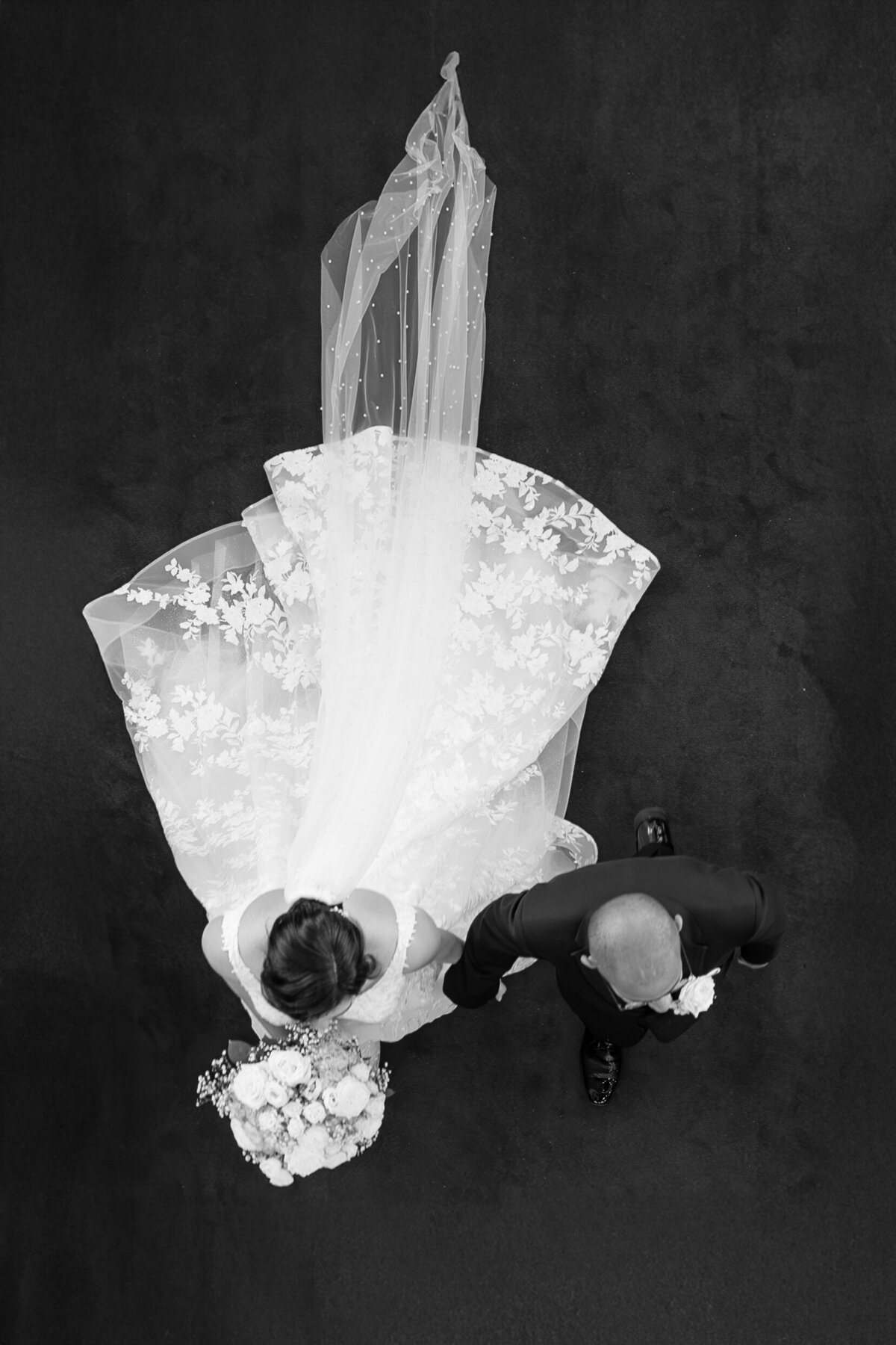Sortie du couple de l'église après la cérémonie de mariage