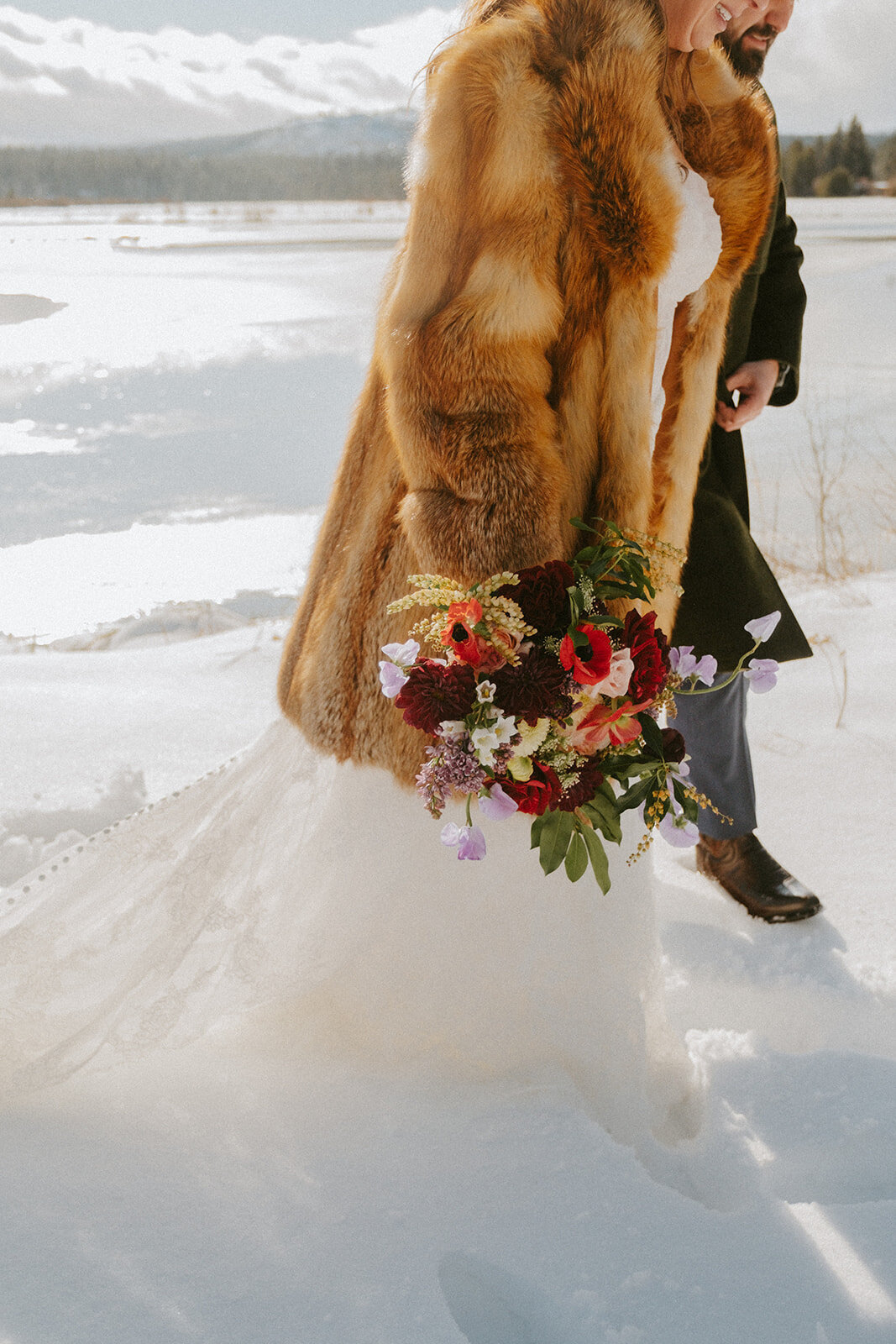 winter-snow-wedding-five-pine-lodge-oregon-venue-february-sun-colorful-western-chic-fur-blankets-candles00957