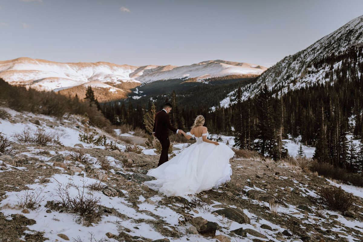 couple elopeing on colorado mountain