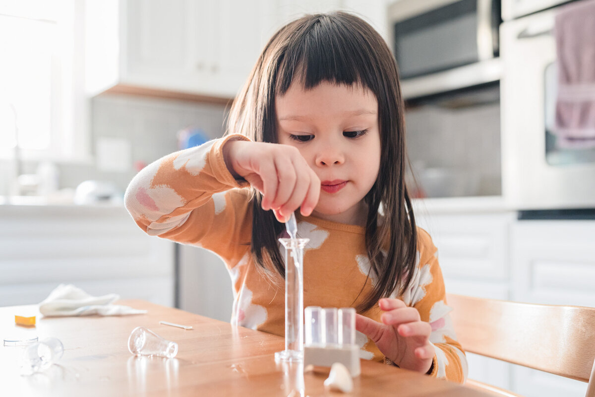 A little girl is experimenting science