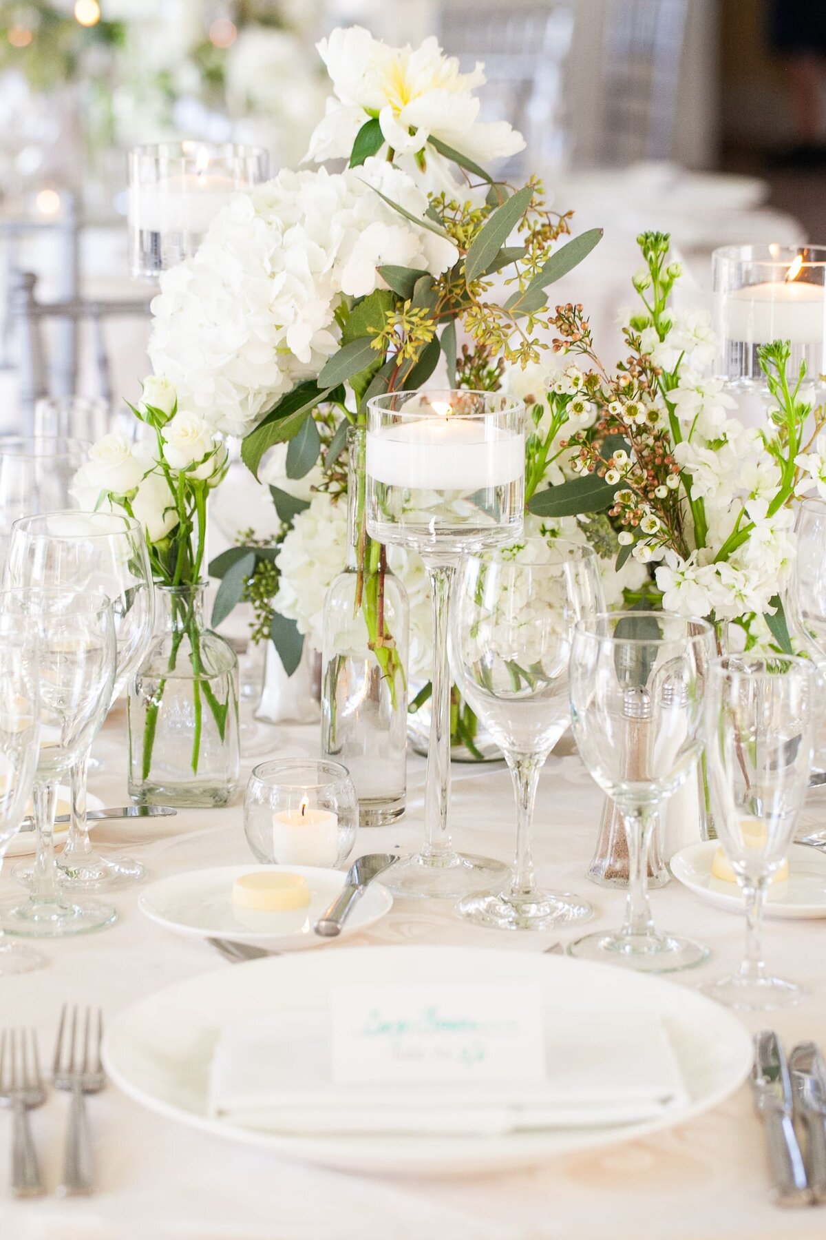 all-white-wedding-tablescape