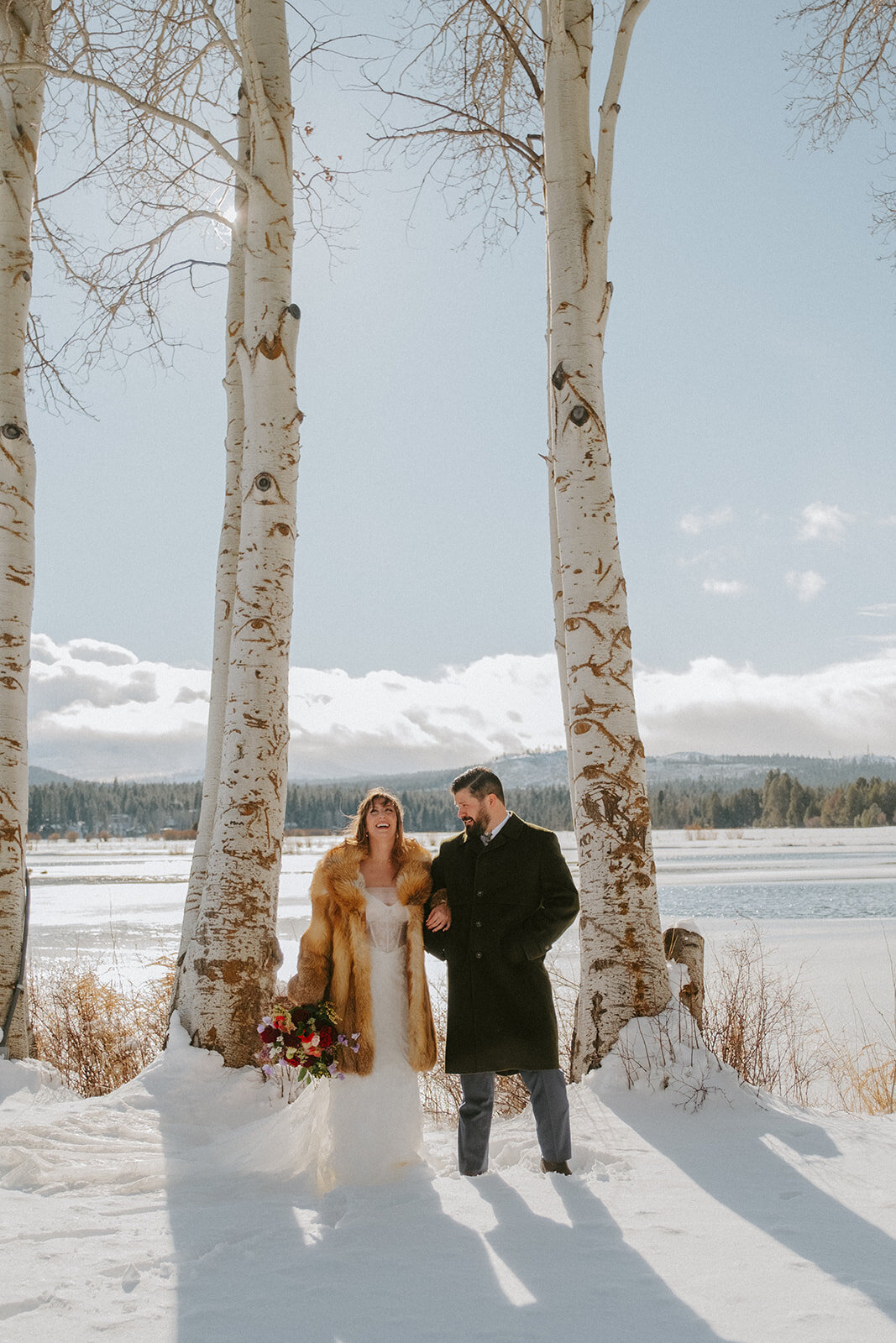 winter-snow-wedding-five-pine-lodge-oregon-venue-february-sun-colorful-western-chic-fur-blankets-candles01022