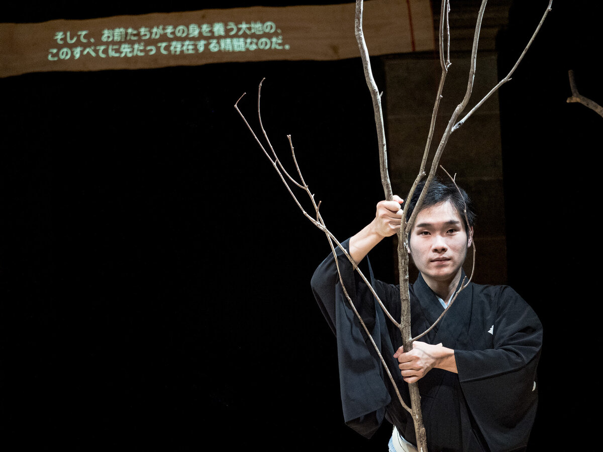 L'EXPERIENCE DE L'ARBRE Simon Gauchet,  Hiroaki Ogasawara, Joaquim Pavy ©Marie CharbonnierConception, mise en scène et scénographie Simon Gauchet : jeu Simon Gauchet,  Hiroaki Ogasawara, Joaquim Pavy©Marie CharbonnierPB160026