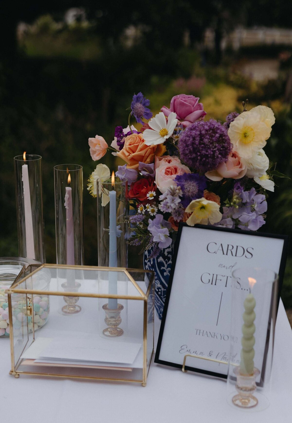 cards-table-flowers