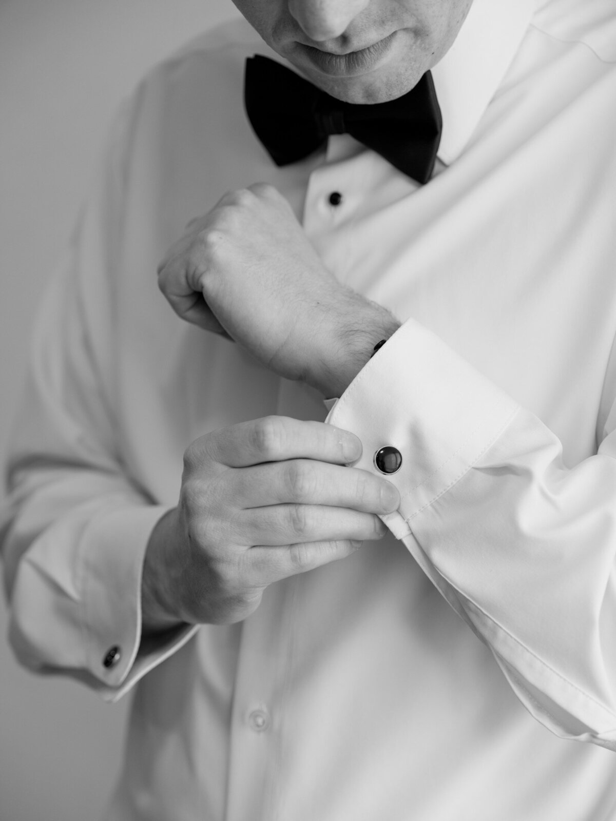 groom-groomsmen-getting-ready-3