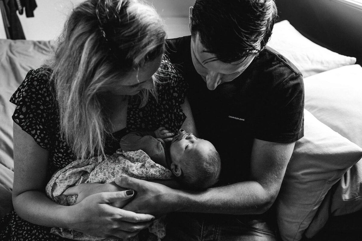 Newbornshoot Drenthe Groningen Moeder vader baby knuffelen