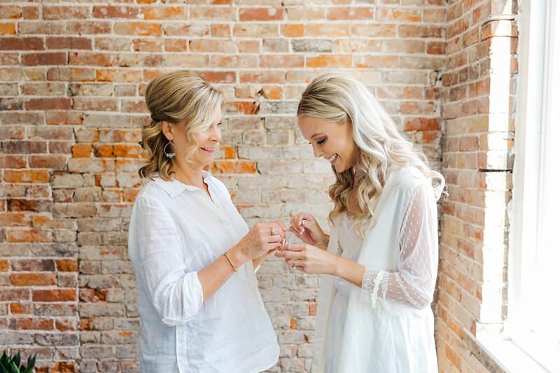 Bride Getting Ready with Mom and Bridesmaids at The Loft on 6th031