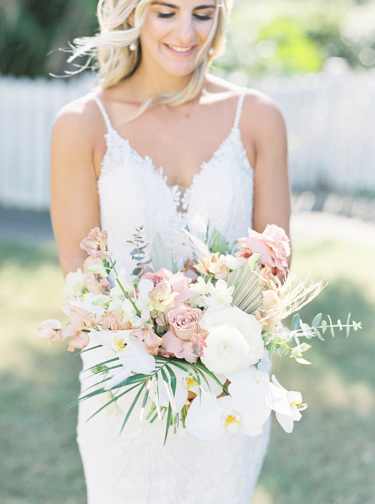 beach-wedding-bouquet-bride