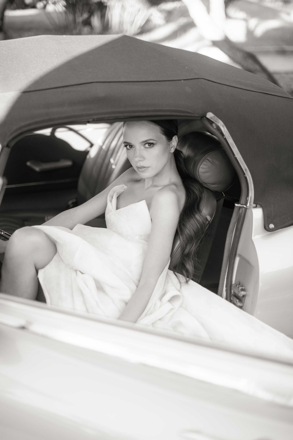 photographe-mariage-saint-tropez-inspiration-couple-voiture-jaguar