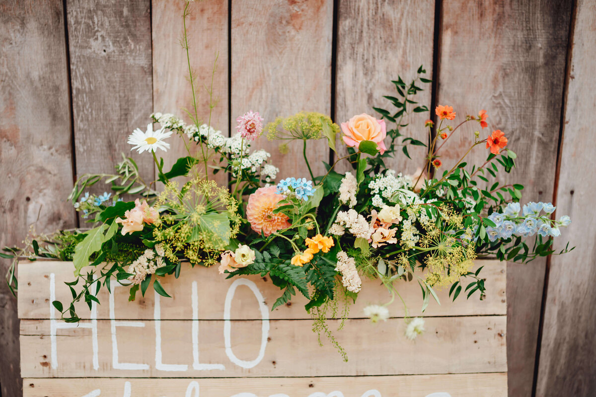 Issy-and-Bella-Floral-Design-Wedding-Florist-Herefordshire-Haybarn-House-J-L4