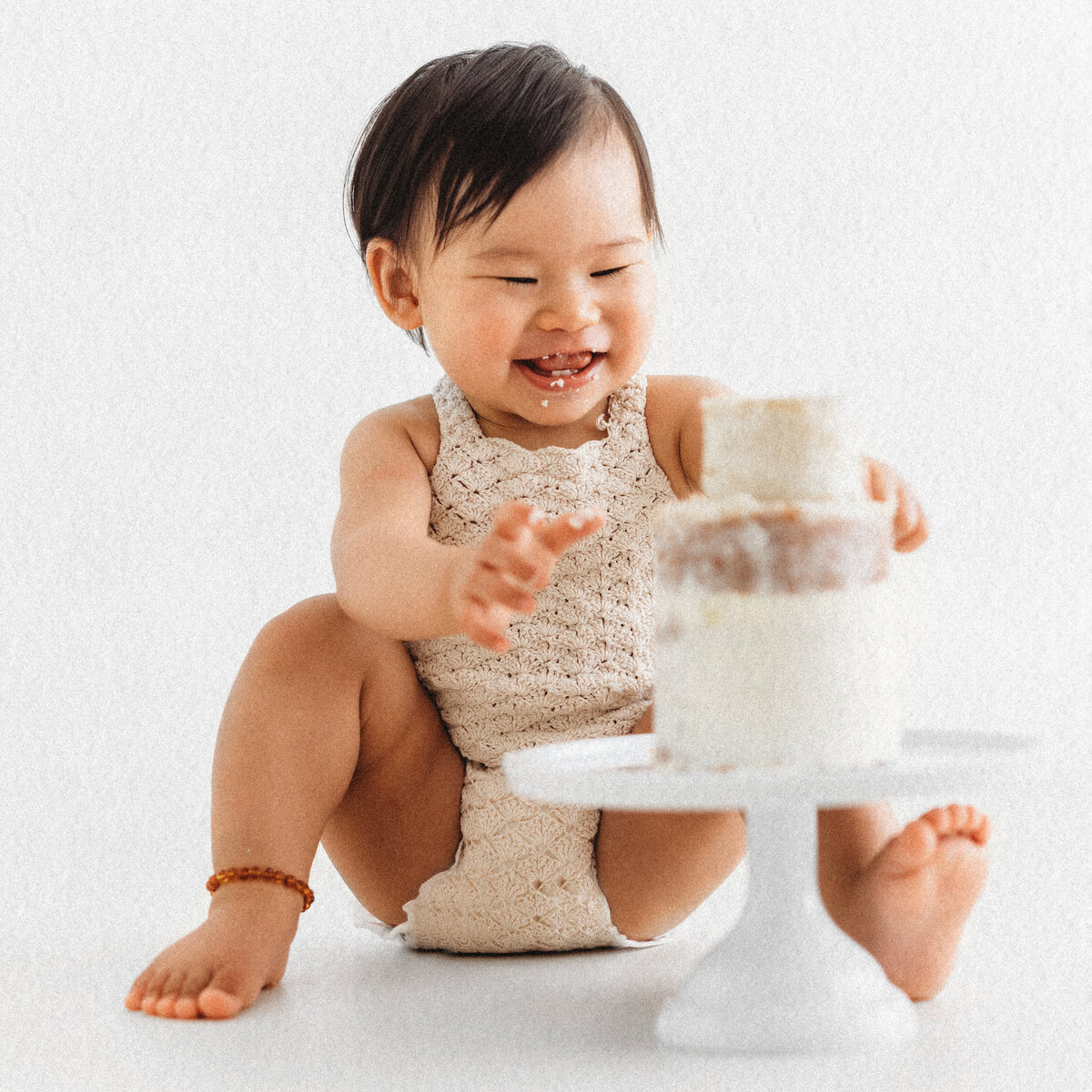 LittleWhitePhotography-Cake-Smash-32