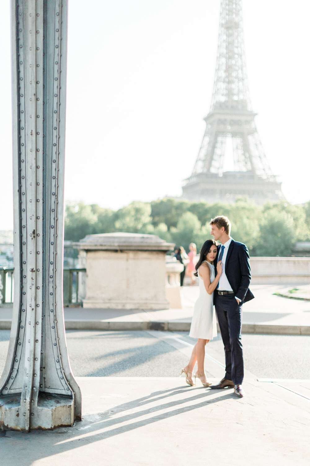 bride and groom front of the tour eiffel in paris