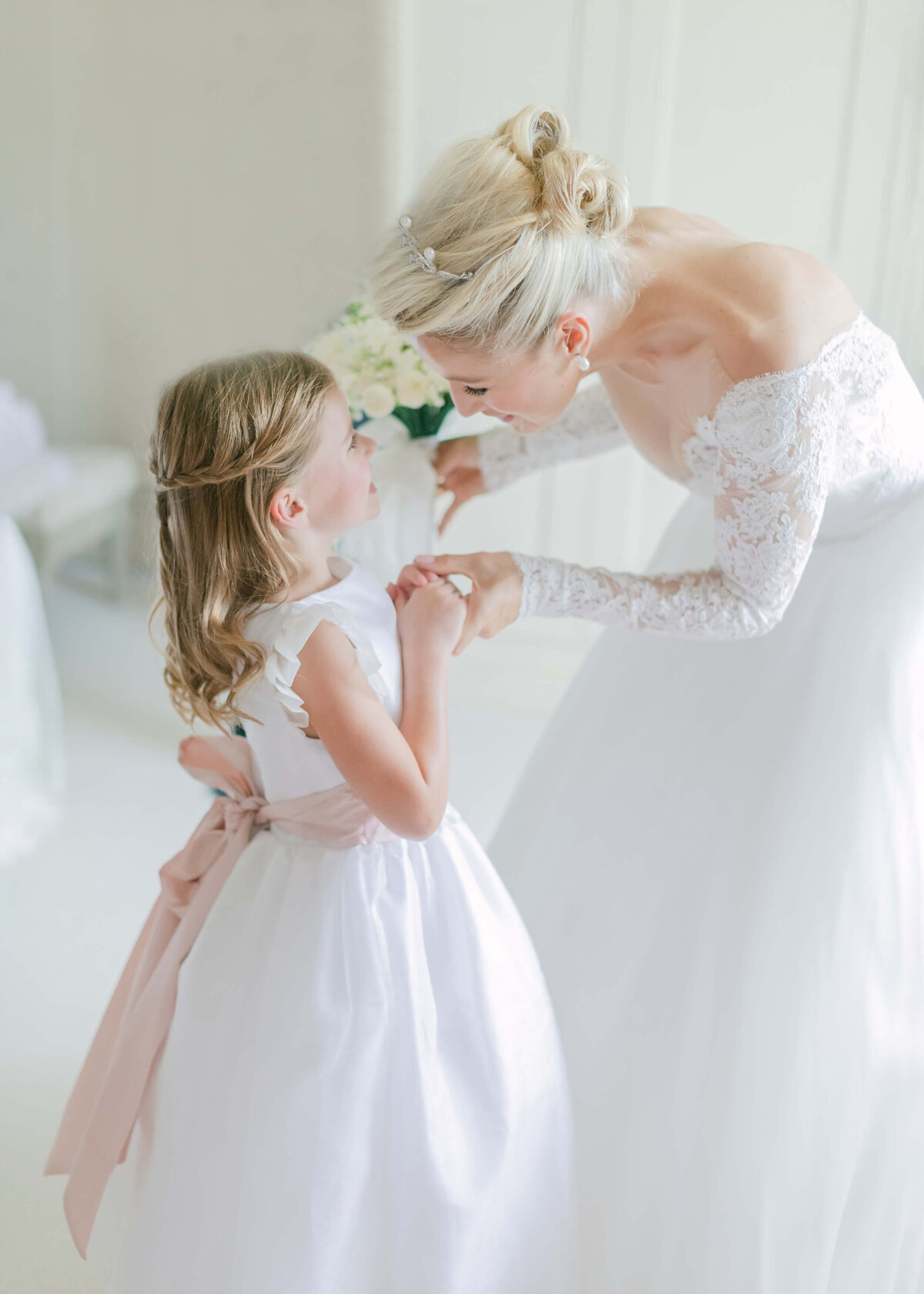 chloe-winstanley-weddings-suzanne-neville-bride-flower-girl