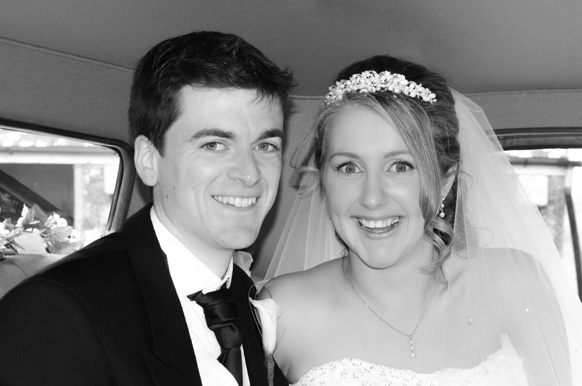 pro-story-photography_bride&groom-back-of-car_B&W_wembury-church_wembury_devon