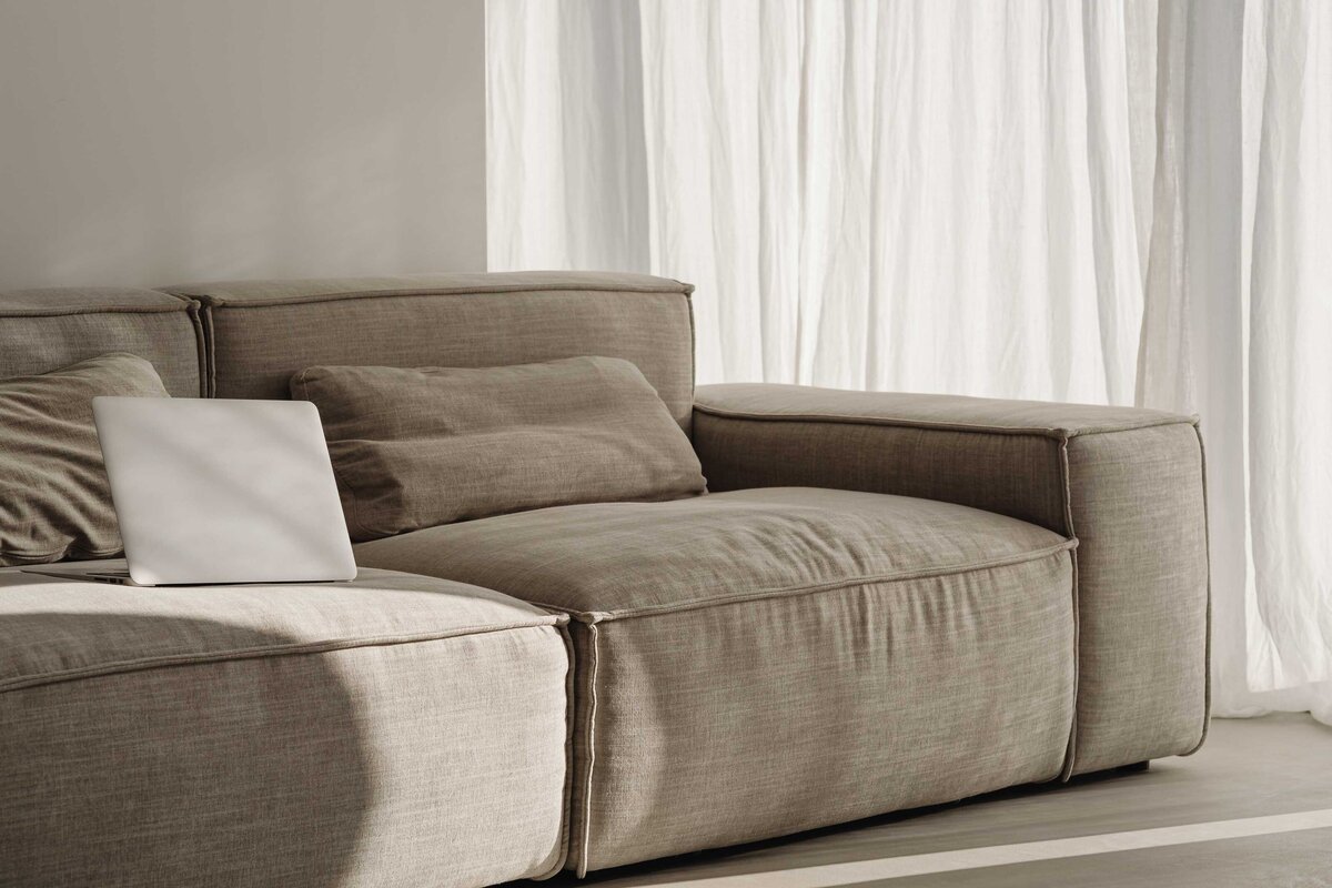 kaboompics_home-office-on-the-sofa-laptop-macbook-29705