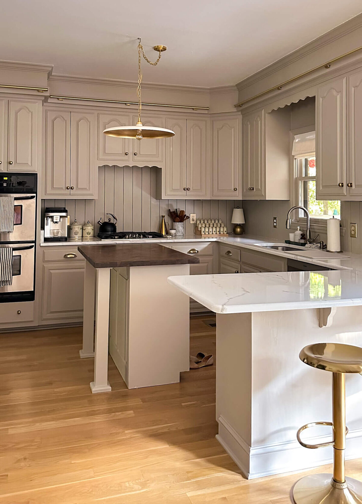 warm-taupe-cozy-kitchen