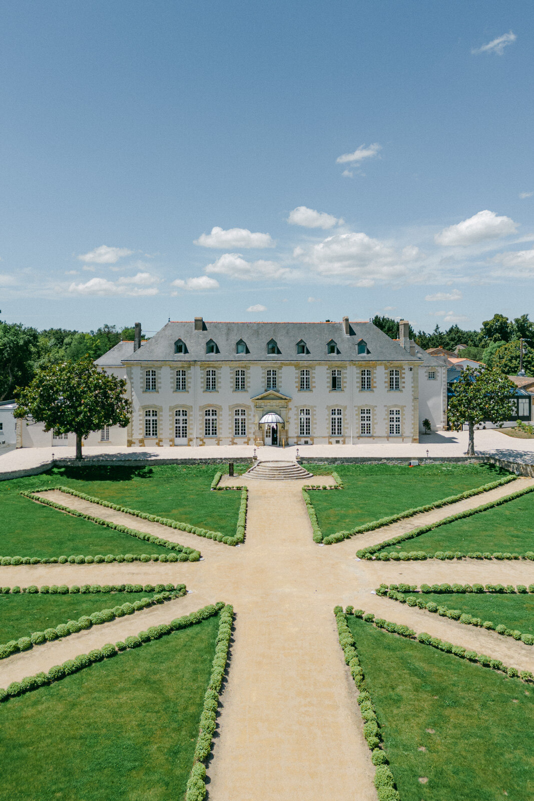 Château de mariage de luxe près de Nantes avec jardins à la française et architecture élégante.
