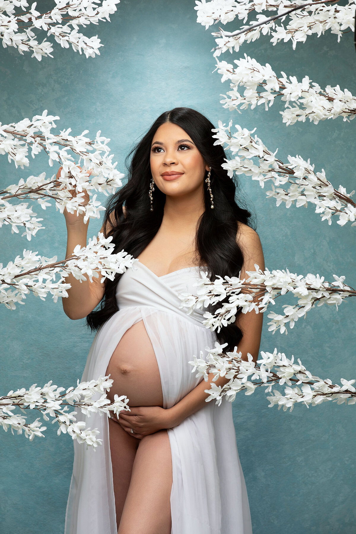 Maternity mama with white  flowers in Phoenix Arizona