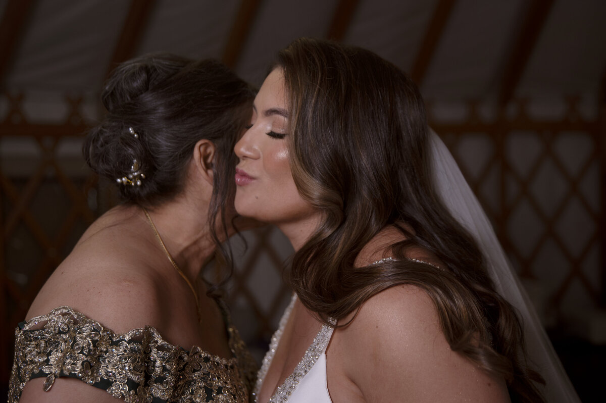 lincoln-outdoor-wedding-couple-kiss-legacy-in-light (26)