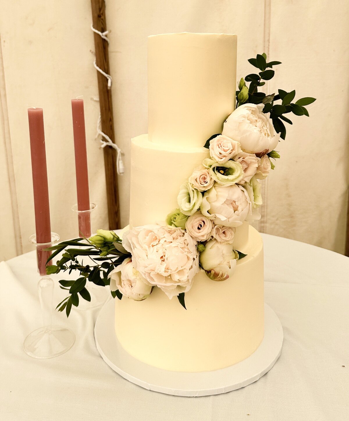 layers-graces-three-tier-wedding-cake-peonies-fresh-flowers-luxury